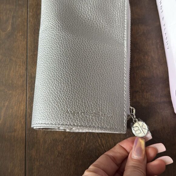 BK BEAUTY ANGIE HOT & FLASHY TRAVEL
BRUSH SET WITH POUCH - Picture 9 of 12